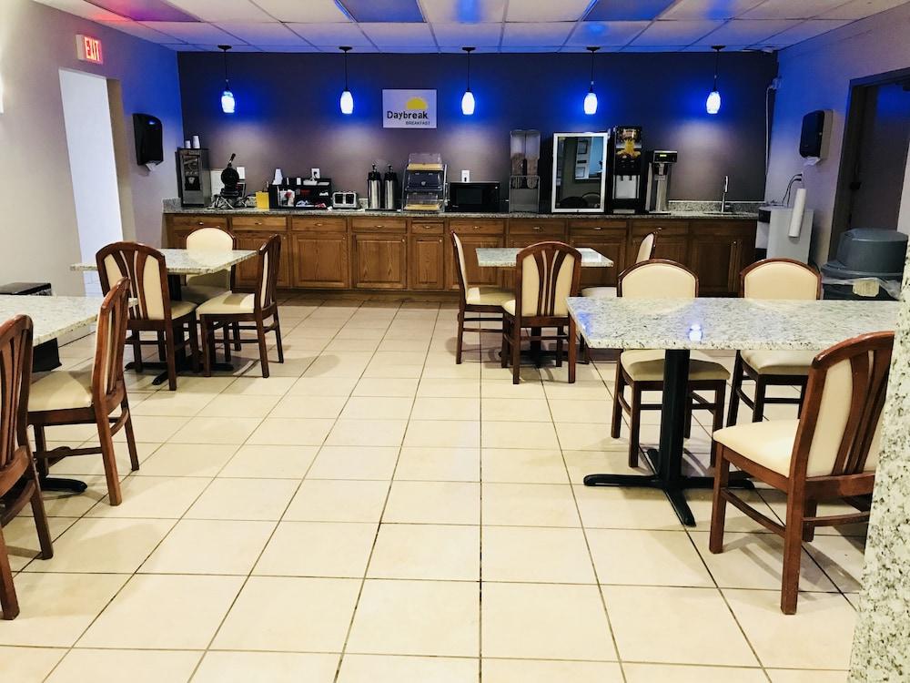 Days Inn By Wyndham Livonia Canton Detroit Exterior foto
